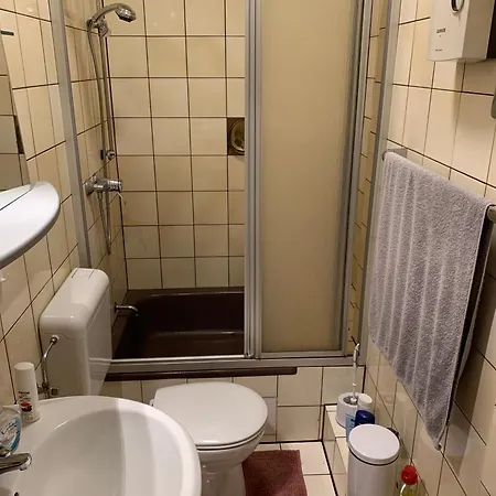 49 Mit Balkon, Einbau Kueche , Eigenes Bad ,2 Boxspringbetten, W-lan, Tv , Waschmaschine *